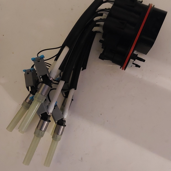 Fuel injection assembly for Chevy, Chevrolet GMC Cadillac Suburban and more (22) - Picture 3 of 14